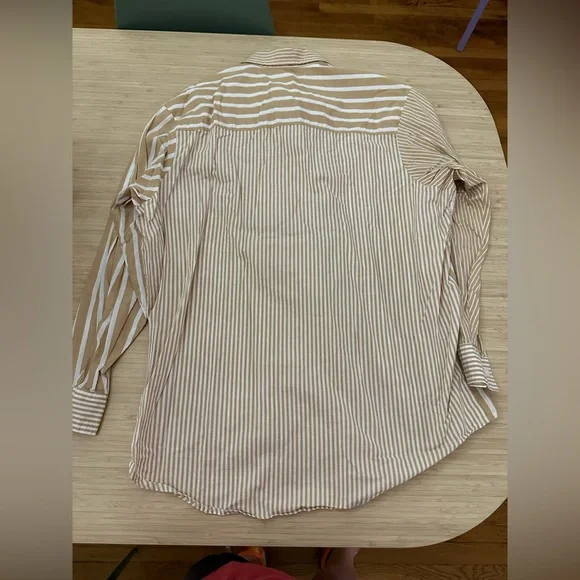 NWOT Gap The Big Shirt in neutral stripes - Picture 3 of 4